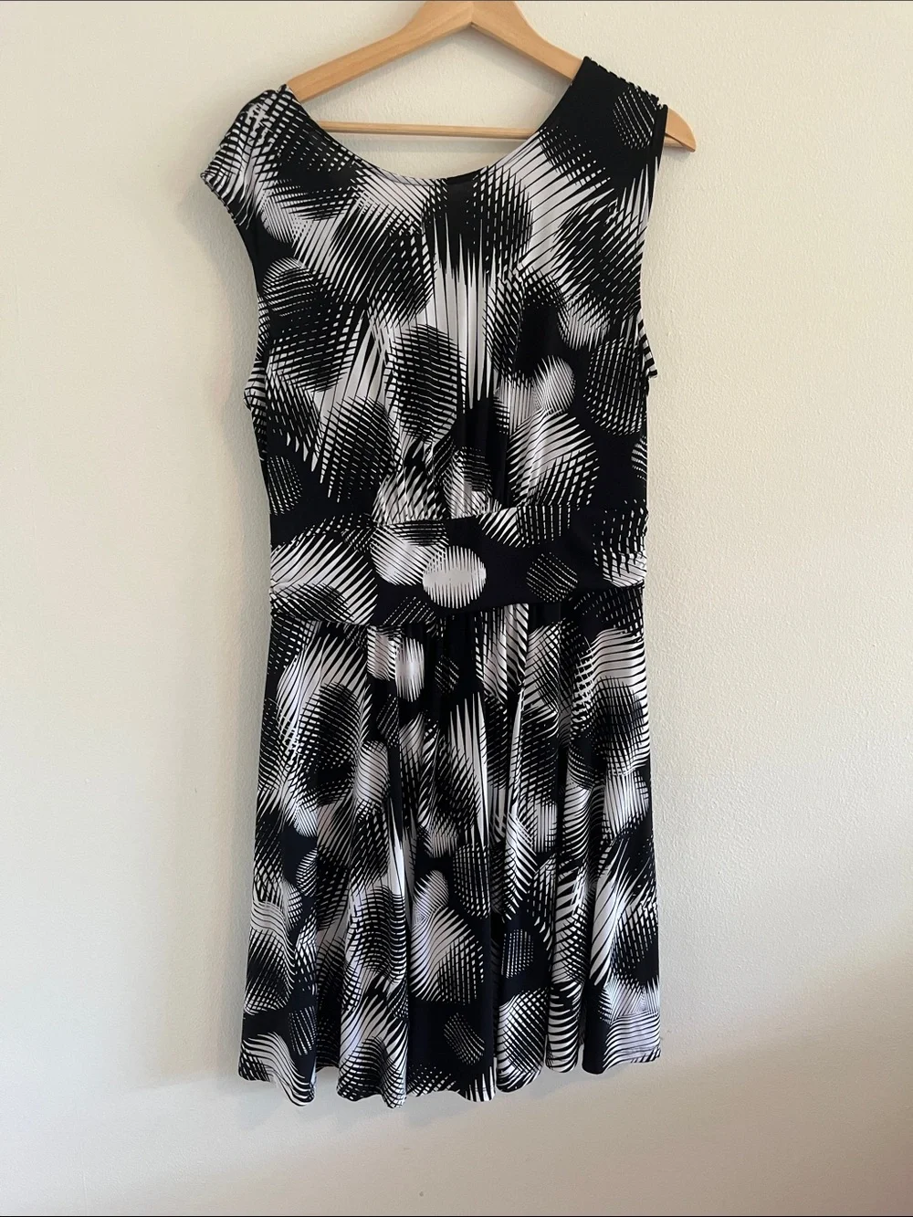 Sleeveless Black and White Midi Dress with Graphic Print